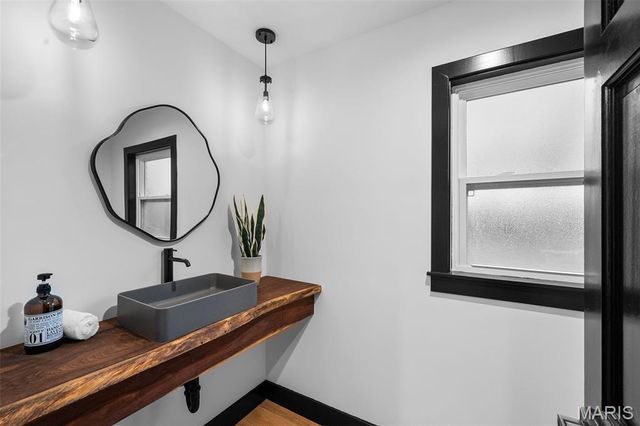 849 Bluespring Lane, Frontenac, MO 63131