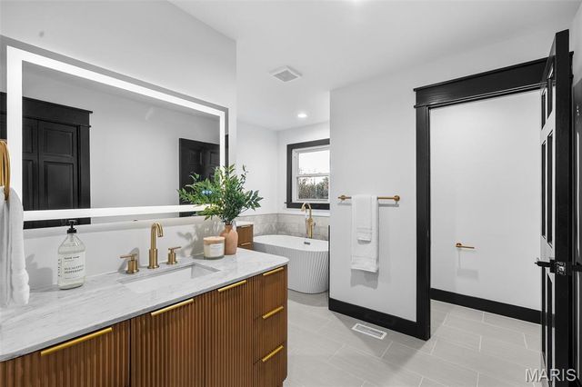 849 Bluespring Lane, Frontenac, MO 63131