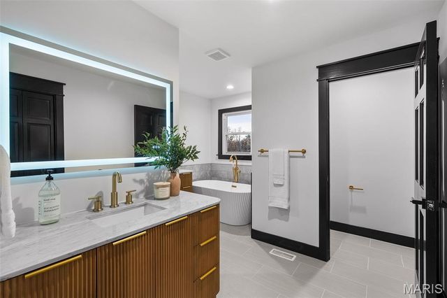 849 Bluespring Lane, Frontenac, MO 63131