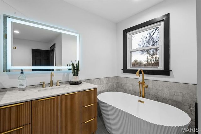 849 Bluespring Lane, Frontenac, MO 63131