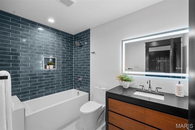 849 Bluespring Lane, Frontenac, MO 63131