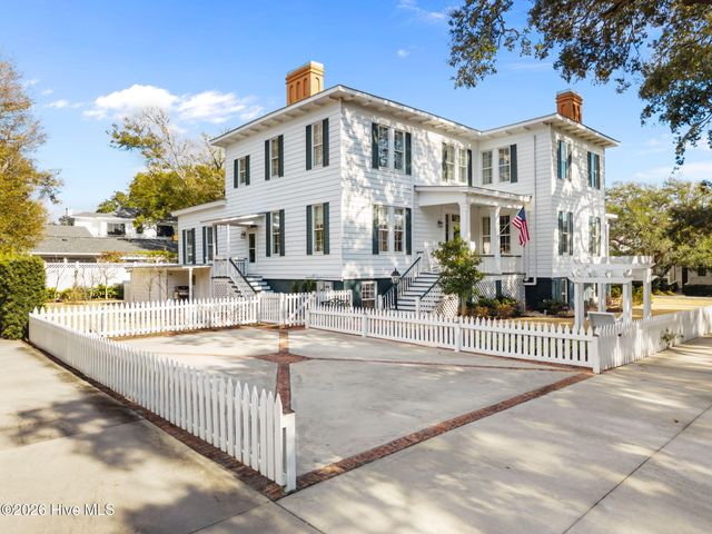 301 E Bay Street, Saint James, NC 28461