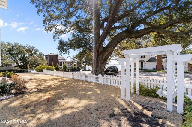 301 E Bay Street, Saint James, NC 28461