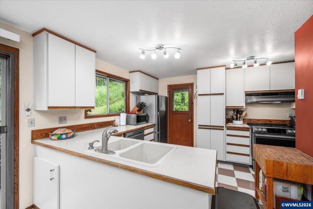 27828 Gibralter Lp, Eugene, OR 97405
