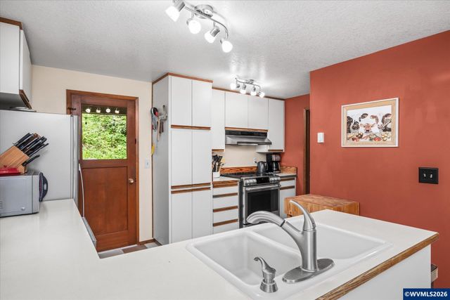 27828 Gibralter Lp, Eugene, OR 97405