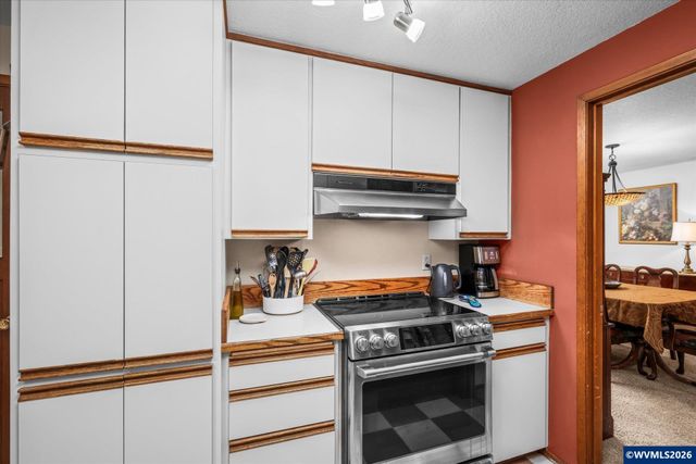 27828 Gibralter Lp, Eugene, OR 97405