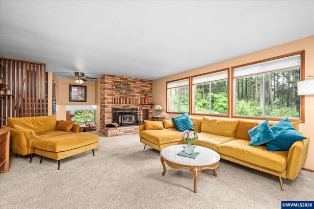 27828 Gibralter Lp, Eugene, OR 97405