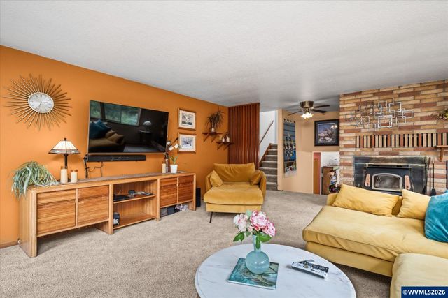 27828 Gibralter Lp, Eugene, OR 97405