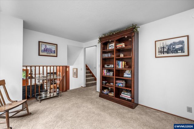 27828 Gibralter Lp, Eugene, OR 97405