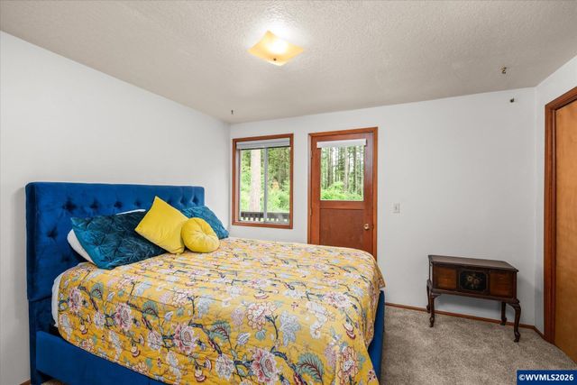 27828 Gibralter Lp, Eugene, OR 97405