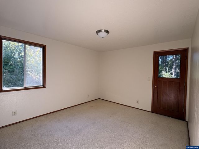27828 Gibralter Lp, Eugene, OR 97405