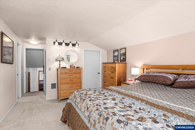 27828 Gibralter Lp, Eugene, OR 97405