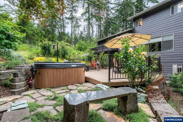 27828 Gibralter Lp, Eugene, OR 97405