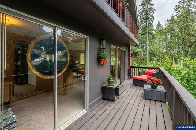27828 Gibralter Lp, Eugene, OR 97405