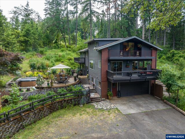 27828 Gibralter Lp, Eugene, OR 97405