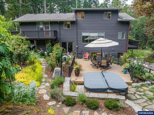 27828 Gibralter Lp, Eugene, OR 97405