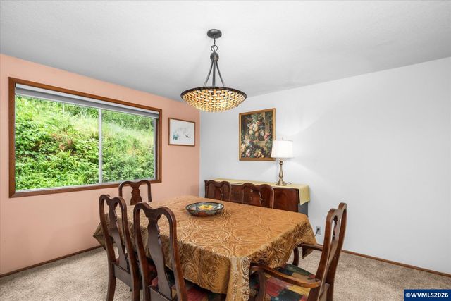 27828 Gibralter Lp, Eugene, OR 97405