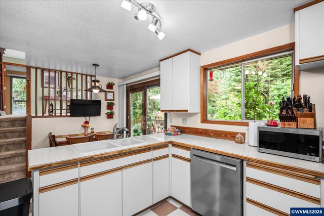 27828 Gibralter Lp, Eugene, OR 97405