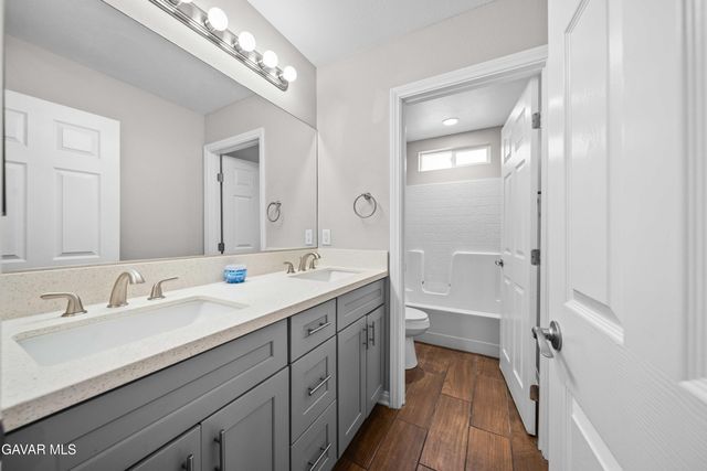 2009 E Jenner Street, Lancaster, CA 93535