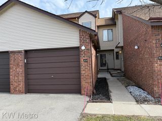 6680 Ridgefield Circle Circle 104, West Bloomfield, MI 48322