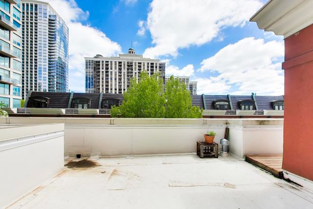 1326 S Indiana Parkway, Chicago, IL 60605