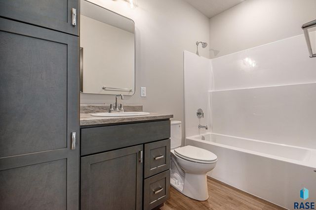 813 N Marquette Pl Place, Sioux Falls, SD 57110