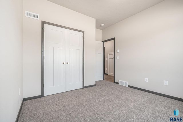 813 N Marquette Pl Place, Sioux Falls, SD 57110