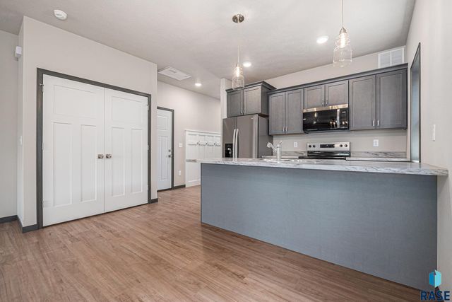 813 N Marquette Pl Place, Sioux Falls, SD 57110