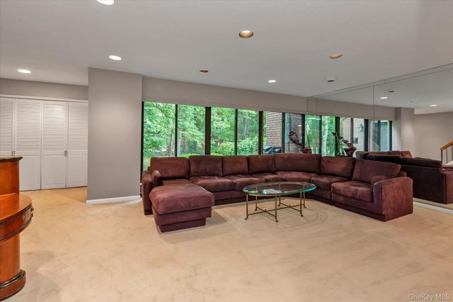 41 Spring Hollow, Roslyn, NY 11576
