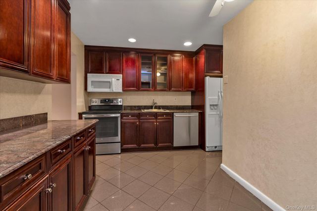 41 Spring Hollow, Roslyn, NY 11576