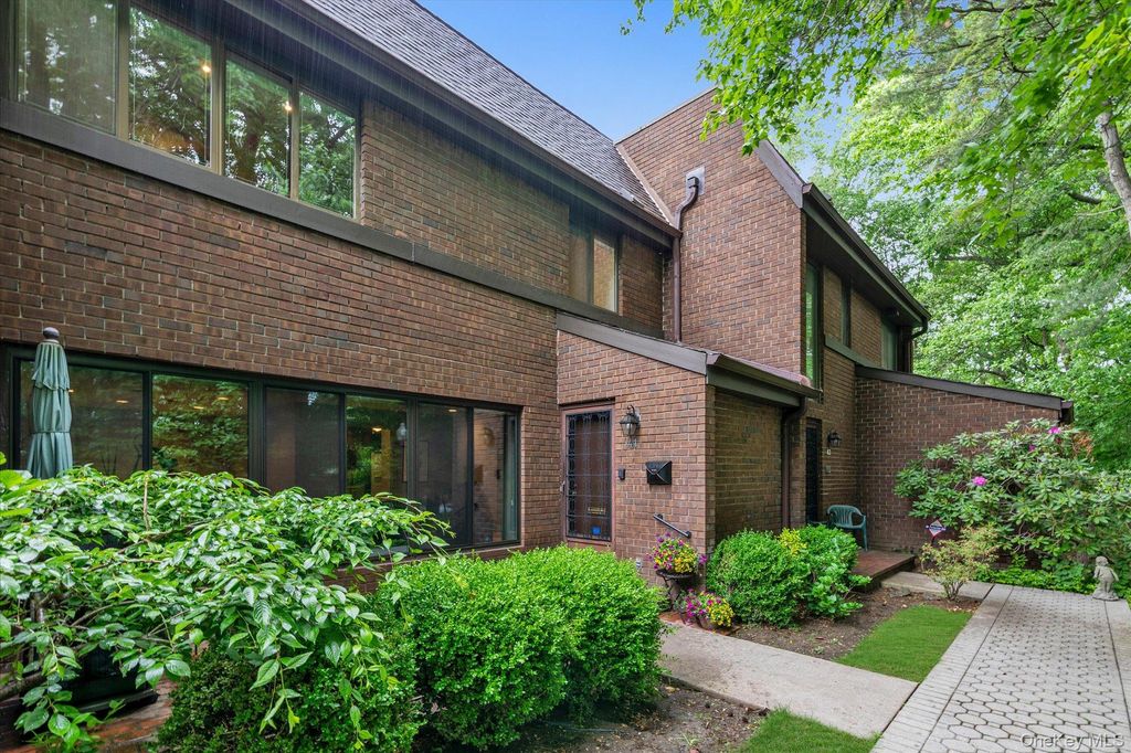 41 Spring Hollow, Roslyn, NY 11576