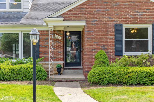 581 Hampton Road, Grosse Pointe Woods, MI 48236