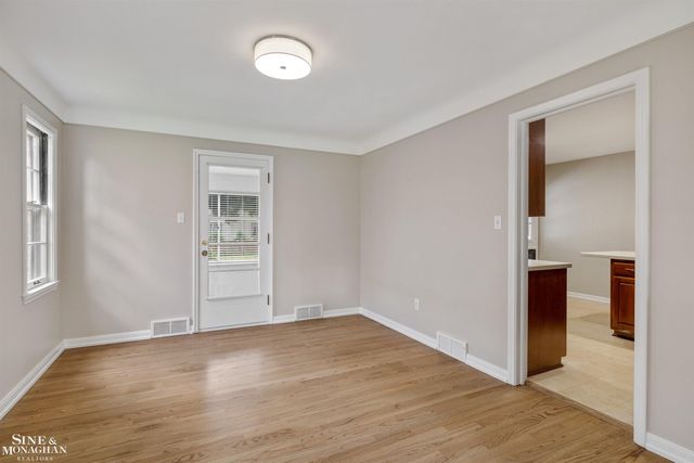 581 Hampton Road, Grosse Pointe Woods, MI 48236