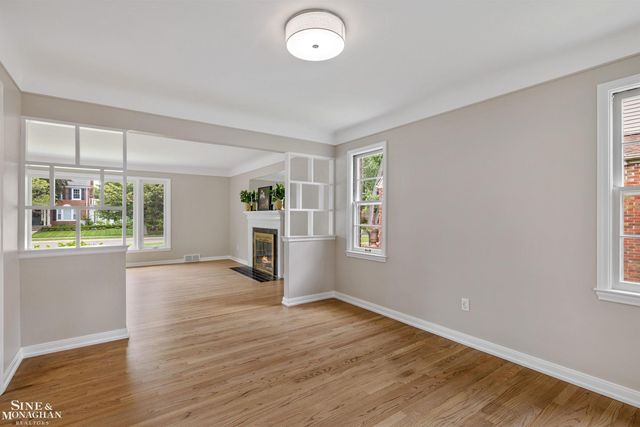 581 Hampton Road, Grosse Pointe Woods, MI 48236
