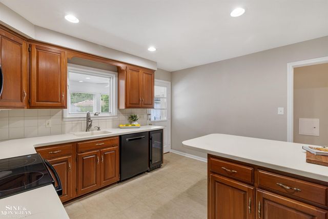 581 Hampton Road, Grosse Pointe Woods, MI 48236