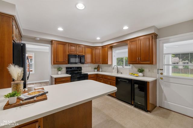 581 Hampton Road, Grosse Pointe Woods, MI 48236