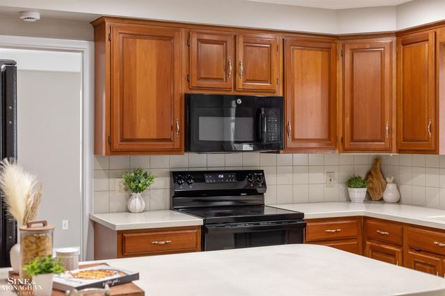 581 Hampton Road, Grosse Pointe Woods, MI 48236