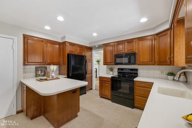581 Hampton Road, Grosse Pointe Woods, MI 48236