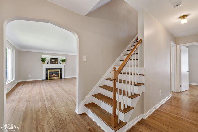 581 Hampton Road, Grosse Pointe Woods, MI 48236