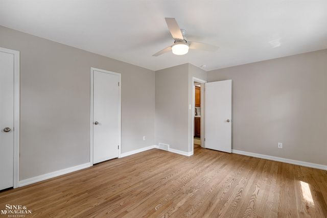 581 Hampton Road, Grosse Pointe Woods, MI 48236