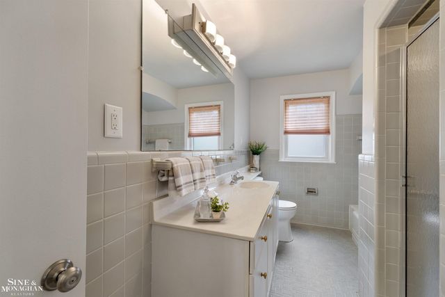 581 Hampton Road, Grosse Pointe Woods, MI 48236