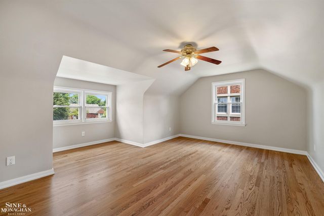 581 Hampton Road, Grosse Pointe Woods, MI 48236