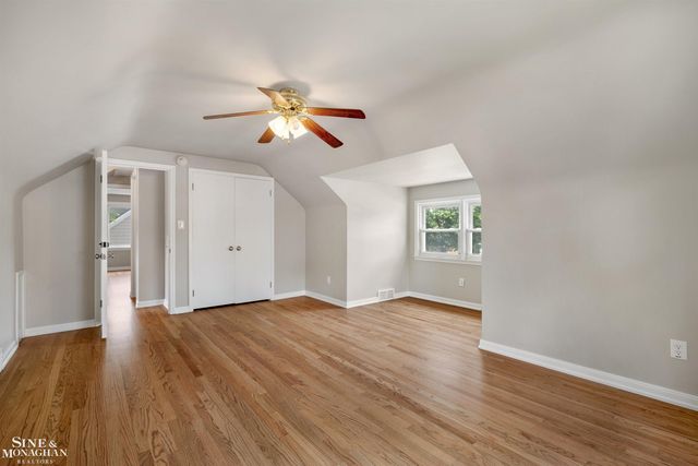 581 Hampton Road, Grosse Pointe Woods, MI 48236
