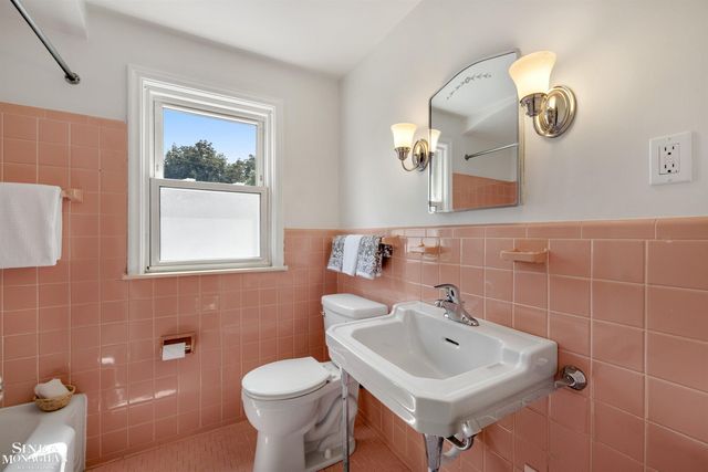 581 Hampton Road, Grosse Pointe Woods, MI 48236