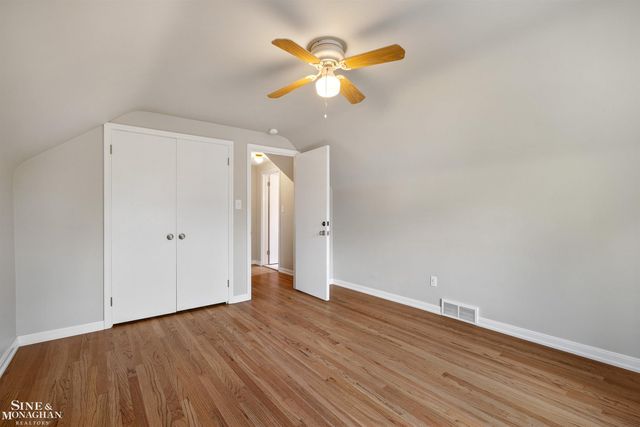 581 Hampton Road, Grosse Pointe Woods, MI 48236