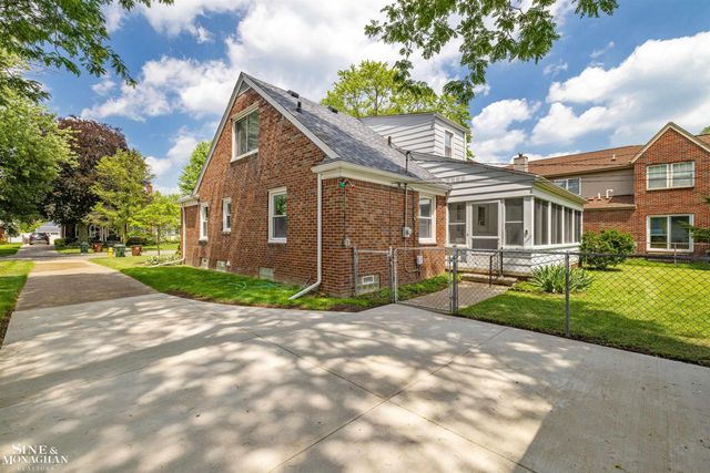 581 Hampton Road, Grosse Pointe Woods, MI 48236