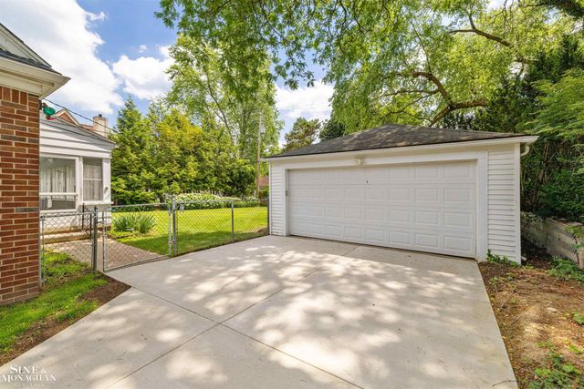 581 Hampton Road, Grosse Pointe Woods, MI 48236