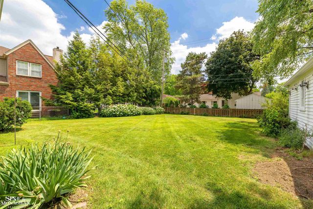581 Hampton Road, Grosse Pointe Woods, MI 48236