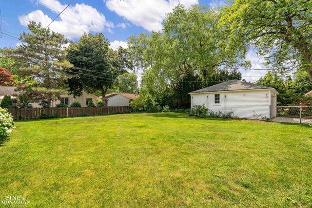 581 Hampton Road, Grosse Pointe Woods, MI 48236