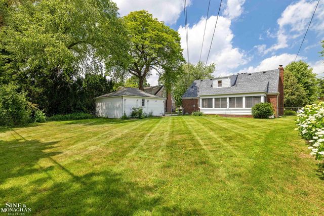 581 Hampton Road, Grosse Pointe Woods, MI 48236